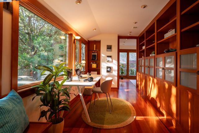351 El Toyonal, Orinda CA: https://media.crmls.org/mediaz/b1912074-dd12-4732-9fea-95d8b14e9c3f.jpg