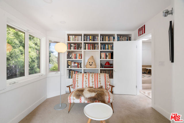729 Superba Avenue, Venice CA: https://media.crmls.org/mediaz/b1914396-abe7-431b-ae54-1172e9134ba7.jpg