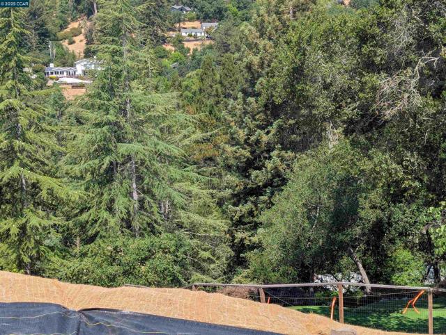 13 St James Court, Orinda CA: https://media.crmls.org/mediaz/b191c033-9864-4e72-be7b-902265b92c84.jpg