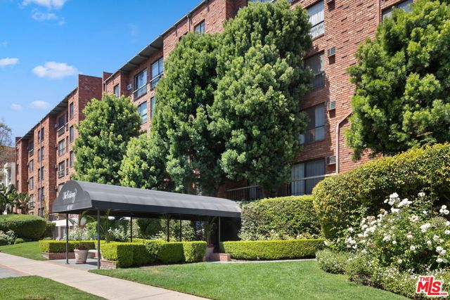 1440 Veteran Avenue, Los Angeles CA: https://media.crmls.org/mediaz/b1921d0a-af81-4ece-9147-bd9bf82f94f2.jpg