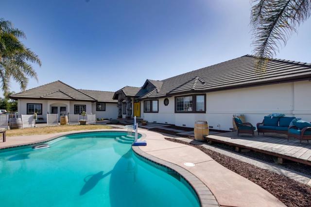 160 Tevis Trail, Hollister CA: https://media.crmls.org/mediaz/b1927613-1ca1-4fdf-b3b0-36b7980123bb.jpg