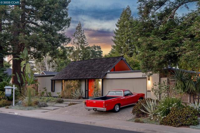 232 Clyde Dr, Walnut Creek CA: https://media.crmls.org/mediaz/b1937950-5c81-4d3c-b297-eca4f1367a52.jpg