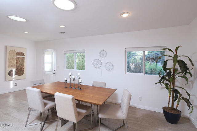 5245 Bubbling Well Lane, La Canada Flintridge CA: https://media.crmls.org/mediaz/b193be12-84c5-43e8-b1d8-57a964e60a7c.jpg