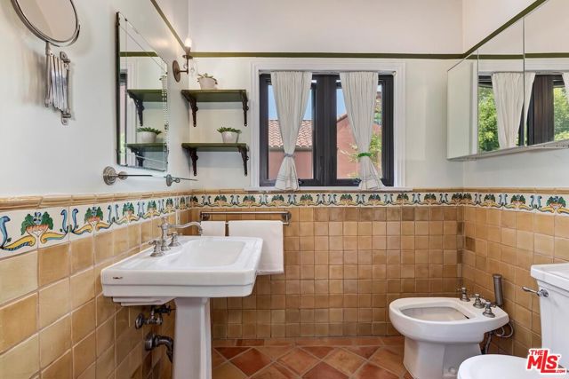 100 N Arden Boulevard, Los Angeles CA: https://media.crmls.org/mediaz/b193c65e-2001-41d3-9316-2b11c233dacc.jpg