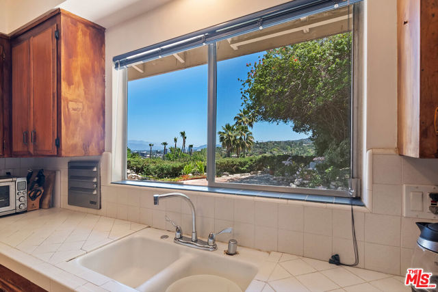 16840 Oak View Drive, Encino CA: https://media.crmls.org/mediaz/b194a2ff-fae9-46fe-952d-7fcfa159834a.jpg