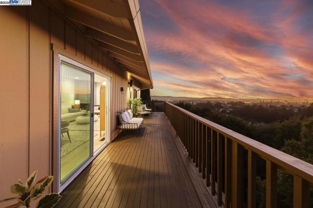 10336 Greenview Dr, Oakland CA: https://media.crmls.org/mediaz/b194f5ce-3391-40cb-b032-f6d49f904f0c.jpg