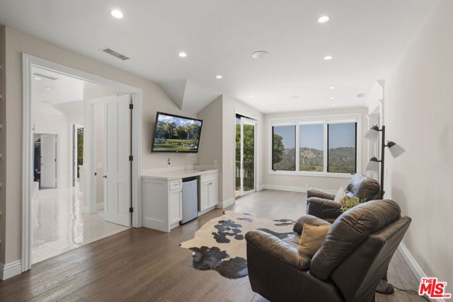 15515 Collina Strada, Los Angeles CA: https://media.crmls.org/mediaz/b19543fc-78d1-45d9-97d3-59d367a349e2.jpg
