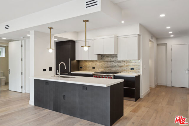 505 S Barrington Avenue, Los Angeles CA: https://media.crmls.org/mediaz/b195884e-ae5f-4985-9961-234bfd3d8ab0.jpg