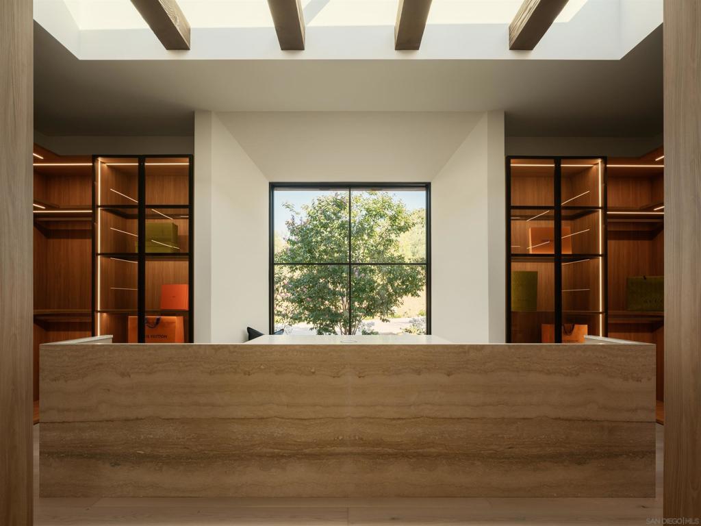 https://media.crmls.org/mediaz/b1968063-6878-48e2-8fac-07aa92873009.jpg?preset=X-Large