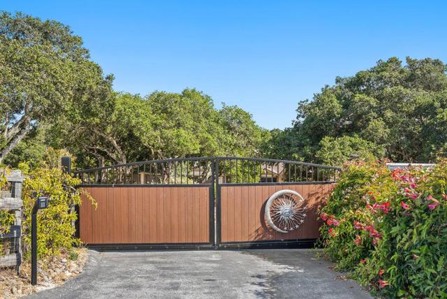 19250 Reavis Way, Salinas CA: https://media.crmls.org/mediaz/b19690d2-a53e-4dae-a651-c7eff5cb0030.jpg