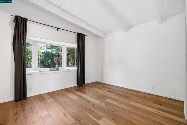 5915 ALHAMBRA AVE, Oakland CA: https://media.crmls.org/mediaz/b196b63a-3002-4aef-b18c-35413e8a4a5b.jpg