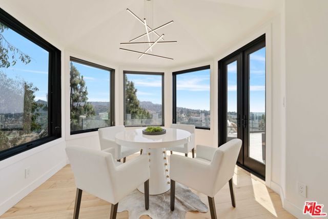 1648 Summitridge, Beverly Hills CA: https://media.crmls.org/mediaz/b19949ce-d833-427e-a731-868aae7cc505.jpg