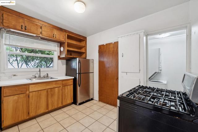 1408 E 15Th St, Oakland CA: https://media.crmls.org/mediaz/b199fdd4-5f14-4a29-a2fd-0354c24e6329.jpg