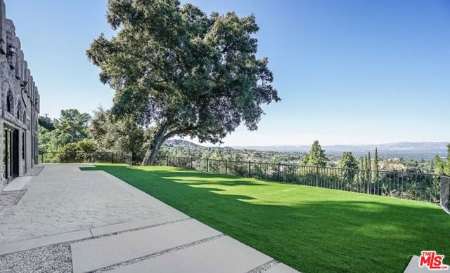 15851 Mulholland Place, Los Angeles CA: https://media.crmls.org/mediaz/b19a86be-fe24-483b-bb03-d2f44cf97c57.jpg