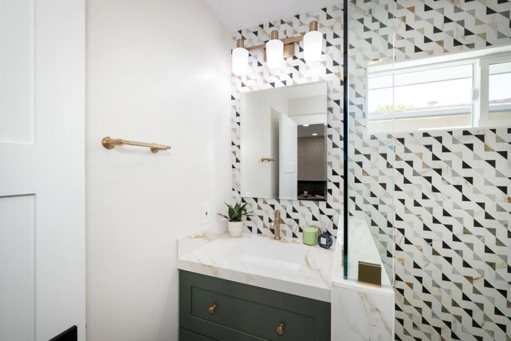https://media.crmls.org/mediaz/b19ada57-d659-4255-babb-dc2ba7438998.jpg?preset=X-Large