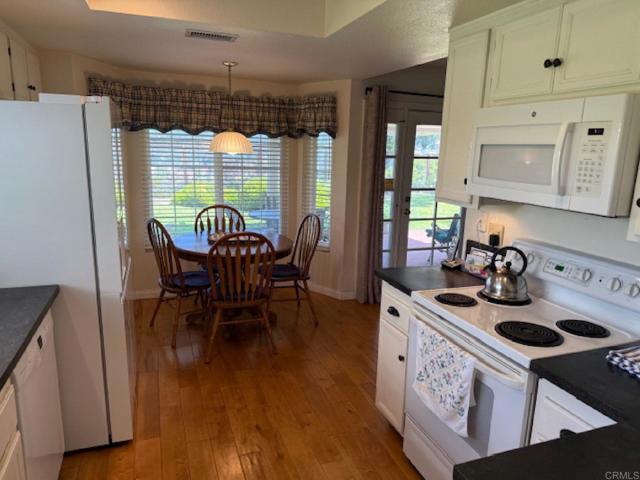 Detail Gallery Image 12 of 16 For 1633 Willowspring Dr. N., Encinitas,  CA 92024 - 4 Beds | 2 Baths
