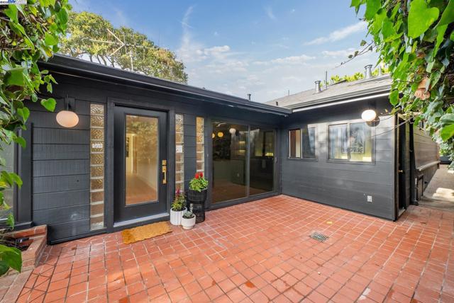 201 Amherst Ave, Kensington CA: https://media.crmls.org/mediaz/b19db622-0ea6-4b1f-89df-5e975b4ea1cc.jpg