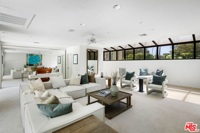811 N Hillcrest Road, Beverly Hills CA: https://media.crmls.org/mediaz/b19e9c24-22ba-4b09-a690-e48660b8a8cc.jpg