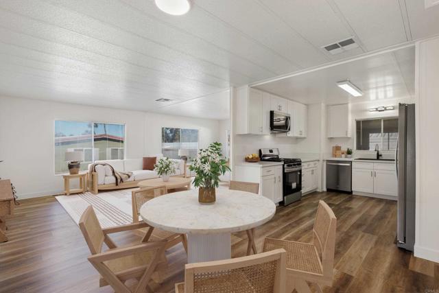 Detail Gallery Image 3 of 39 For 2130 Sunset Dr #55,  Vista,  CA 92081 - 2 Beds | 2 Baths