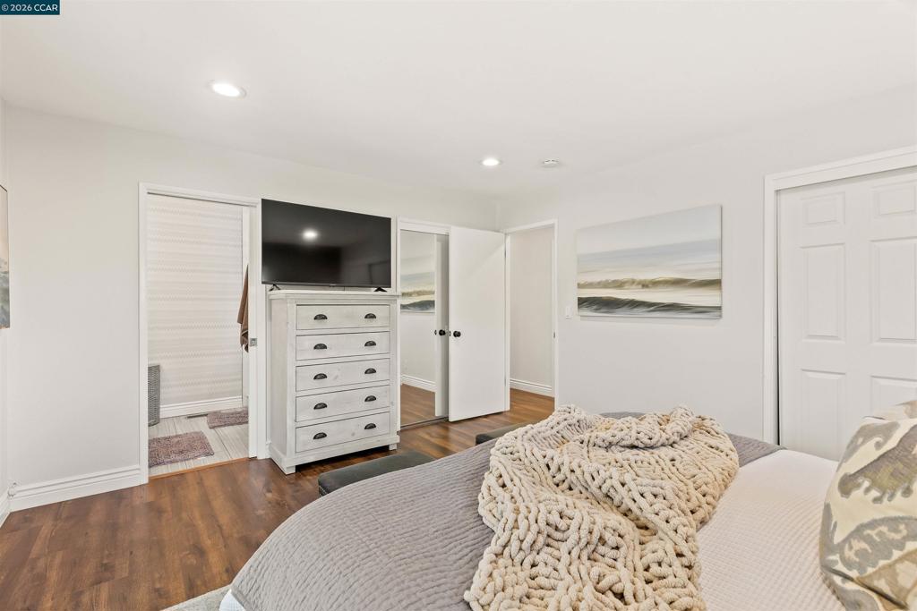 https://media.crmls.org/mediaz/b19f960b-ae32-40e6-b34d-9bf24ea9f608.jpg?preset=X-Large