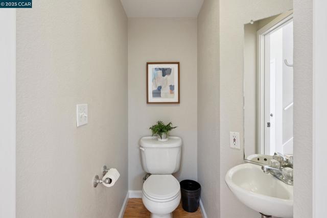 1017 45Th St, Emeryville CA: https://media.crmls.org/mediaz/b1a05512-d578-43cf-8335-a4093d9a1dd6.jpg