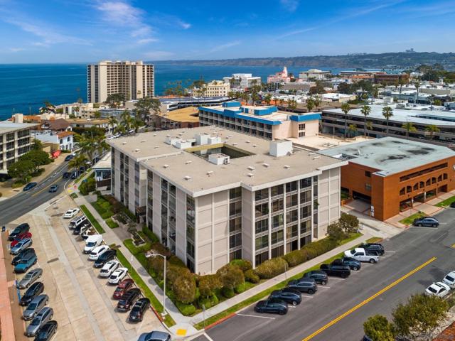 7811 Eads Ave, La Jolla CA: https://media.crmls.org/mediaz/b1a06de0-55d6-49fe-b9f1-1065e4fee4c7.jpg