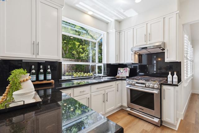1687 Silverwood Ct, Danville CA: https://media.crmls.org/mediaz/b1a08bee-3217-4c70-ae32-d42574ecac4a.jpg
