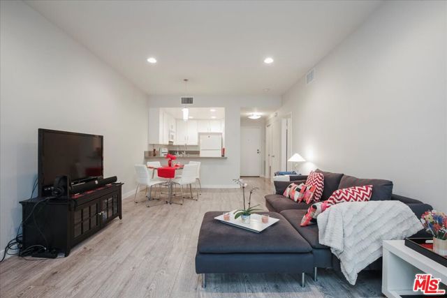 8675 Falmouth Avenue, Playa del Rey CA: https://media.crmls.org/mediaz/b1a0d8e3-88c1-48a8-95cd-57e898535370.jpg