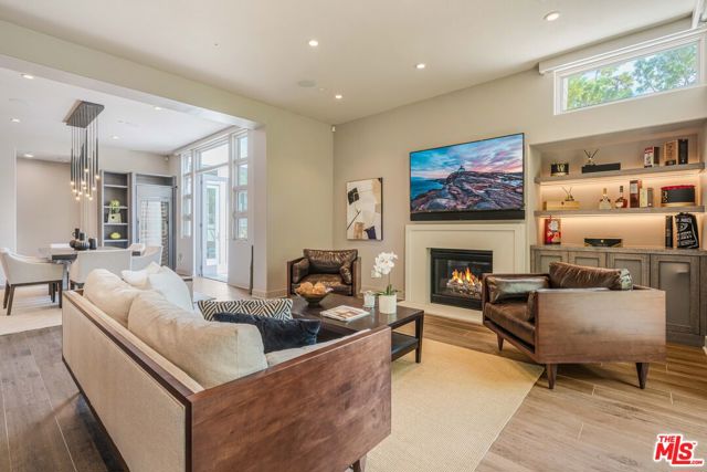 13042 W North Icon Circle, Playa Vista CA: https://media.crmls.org/mediaz/b1a10d53-1960-44ef-94fc-e4f271791e47.jpg