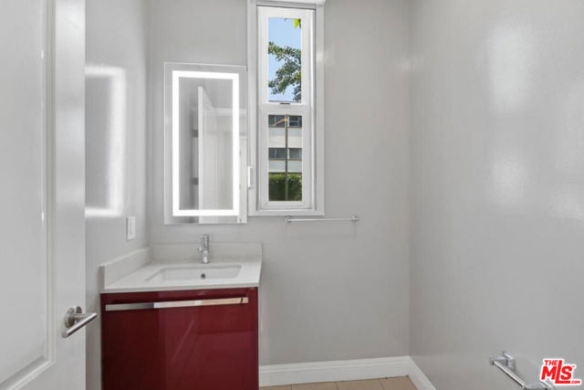 1283 Havenhurst Drive, West Hollywood CA: https://media.crmls.org/mediaz/b1a16c62-03c9-4521-91c3-c73a749b47e3.jpg