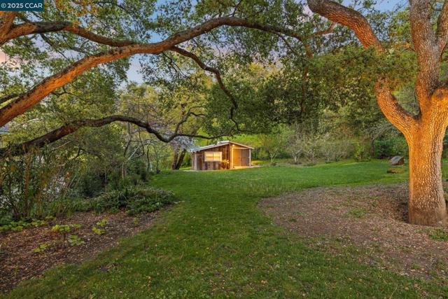 15 Cascade Ln, Orinda CA: https://media.crmls.org/mediaz/b1a19997-02cf-46f6-ac63-5165ba0b1b31.jpg