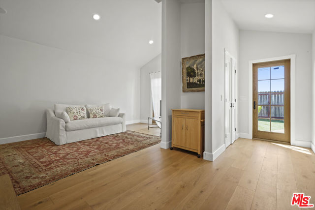 6052 Merritt Drive, Malibu CA: https://media.crmls.org/mediaz/b1a1a4e0-945a-4631-b892-c0cbdd21bda2.jpg