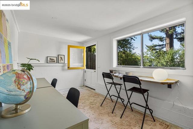 1398 Scenic Ave, Berkeley CA: https://media.crmls.org/mediaz/b1a1ccbb-bc95-4ee2-9c28-b14827585316.jpg