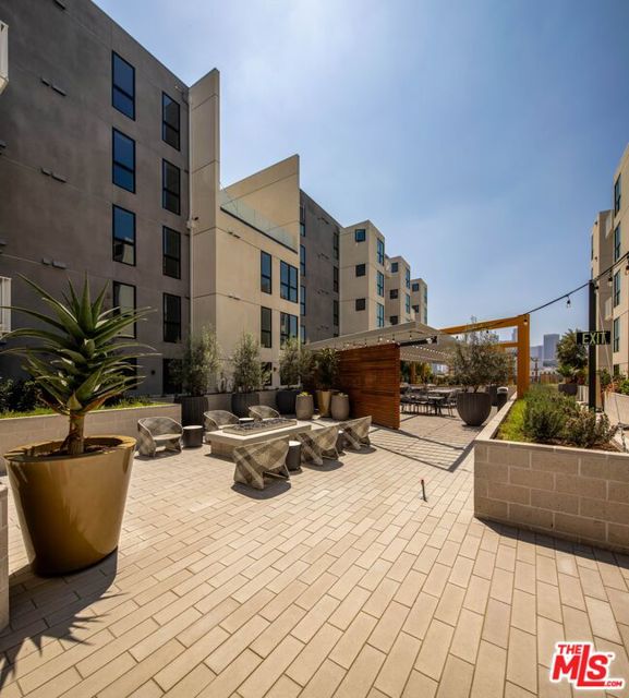 1101 N Main Street, Los Angeles CA: https://media.crmls.org/mediaz/b1a1d022-fe37-4825-9ccd-0e862006aa19.jpg