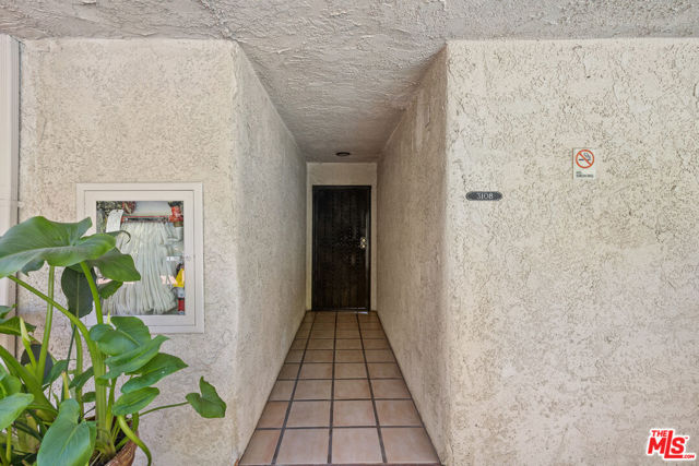 2700 Cahuenga Boulevard, Los Angeles CA: https://media.crmls.org/mediaz/b1a29ba0-5eef-4645-839a-c868d4b2ecae.jpg