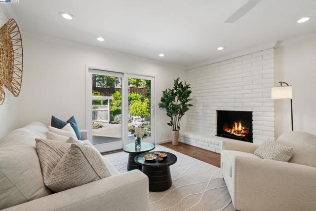 290 Bolla Ave, Alamo CA: https://media.crmls.org/mediaz/b1a29f1e-34f4-4b94-9c6d-4c800dda6698.jpg