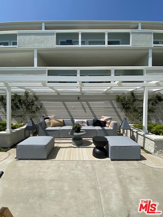 22626 Pacific Coast Highway, Malibu CA: https://media.crmls.org/mediaz/b1a2ea33-2ccb-482f-a2b2-d67258e5877f.jpg