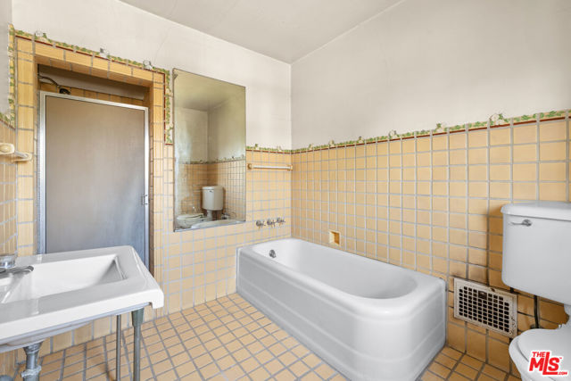 443 S June Street, Los Angeles CA: https://media.crmls.org/mediaz/b1a33f64-0c3f-4d42-9afc-6a8c5e262195.jpg