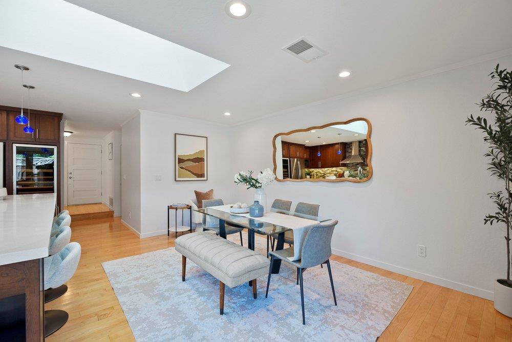https://media.crmls.org/mediaz/b1a36361-4f79-4354-af14-04013a2685d7.jpg?preset=X-Large