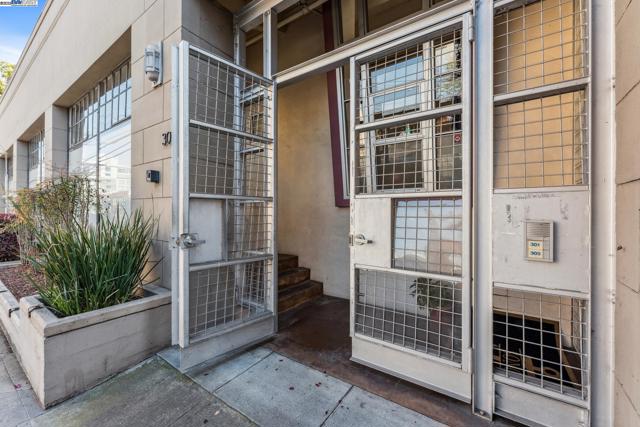 311 4th St, Oakland CA: https://media.crmls.org/mediaz/b1a36488-2708-45bf-a663-b287dfd8501f.jpg