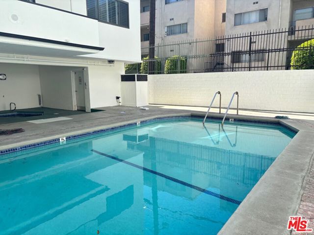 8568 Burton Way, Los Angeles CA: https://media.crmls.org/mediaz/b1a39fa6-6143-4a4f-a560-605f98034df3.jpg