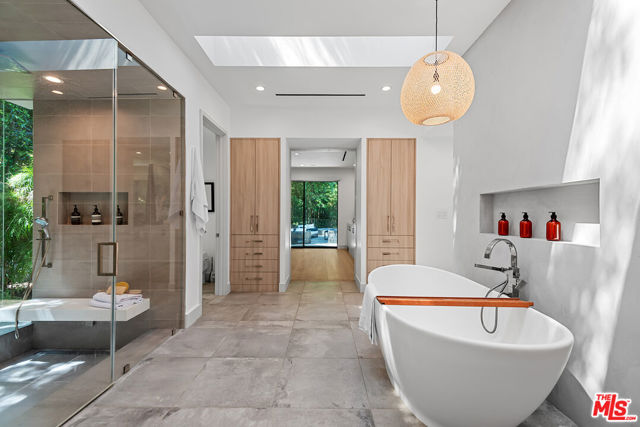 15941 Skytop Road, Encino CA: https://media.crmls.org/mediaz/b1a3b6f3-3382-4706-9157-1e3e63d844f7.jpg