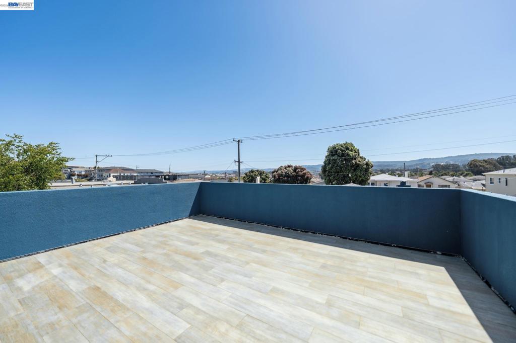 https://media.crmls.org/mediaz/b1a46de5-be67-4087-baaf-fb090b143851.jpg?preset=X-Large