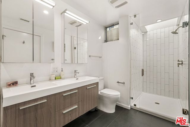 3724 1/2 Vinton Avenue, Los Angeles CA: https://media.crmls.org/mediaz/b1a6e7f3-af4f-4dfa-b80f-53fcca73d639.jpg