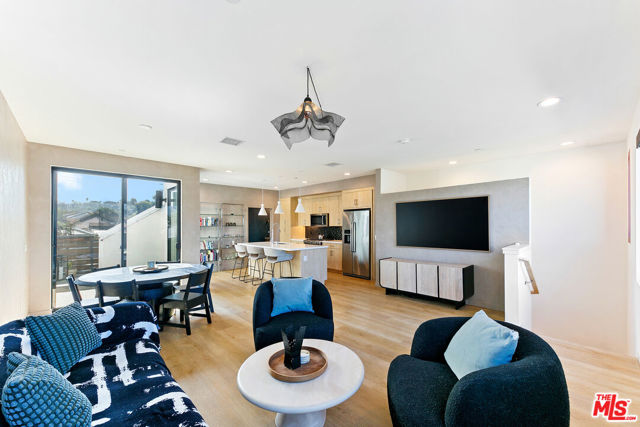 3288 N Canary Way, Los Angeles CA: https://media.crmls.org/mediaz/b1a73ea4-21e7-4753-8783-9701a2765ae0.jpg