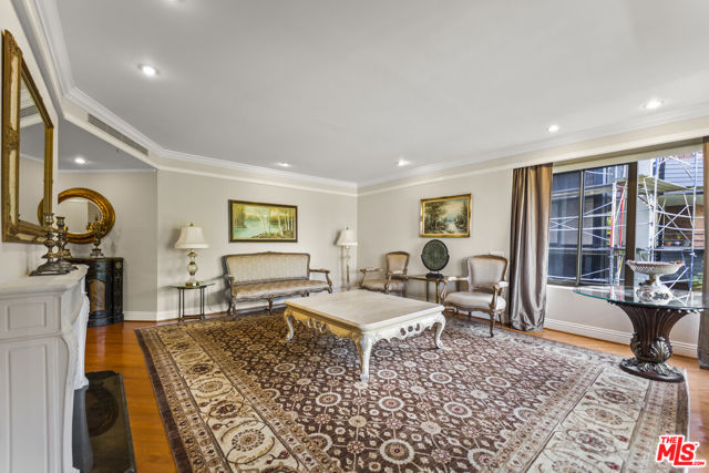 4752 Park Encino Lane, Encino CA: https://media.crmls.org/mediaz/b1a85285-d5e3-4ea5-beb2-c9b255cfd64a.jpg