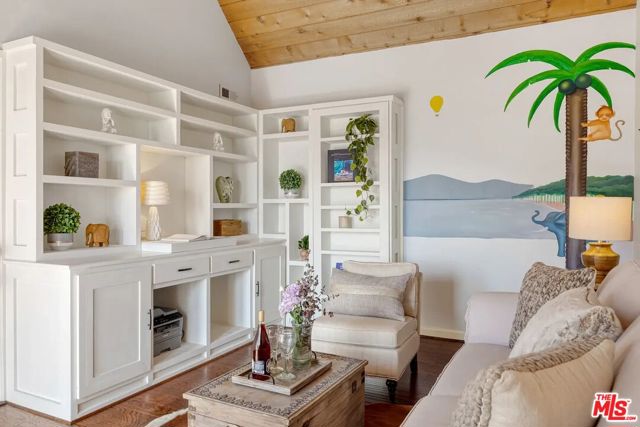3625 Serra Road, Malibu CA: https://media.crmls.org/mediaz/b1a93a3f-208e-4bf0-b8e1-129ab56ad863.jpg