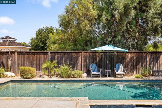 127 Sanford Ct, Brentwood CA: https://media.crmls.org/mediaz/b1a9b7da-630c-4b0c-afc6-4da96959c650.jpg