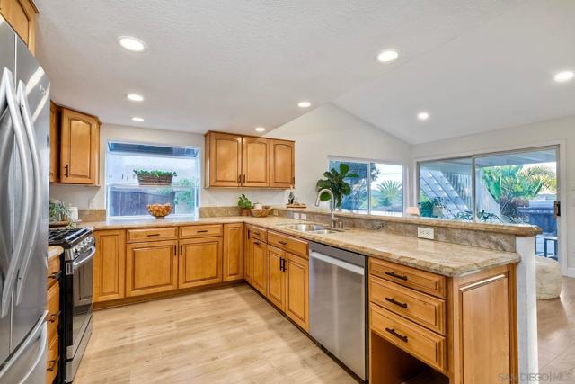 7219 Mimosa Dr, Carlsbad CA: https://media.crmls.org/mediaz/b1a9f3e5-c3ab-496e-9390-9014f70d17da.jpg