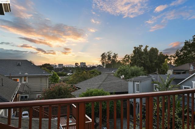 806 54Th St, Oakland CA: https://media.crmls.org/mediaz/b1aa36c9-fb69-4734-9ae8-483d016ca25e.jpg